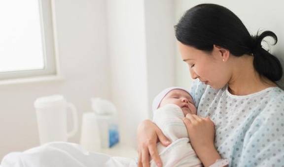 夫妻俩|产后出了月子，有件事也要等三个月才能做，不然身体还是会留病根