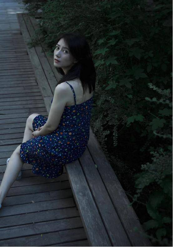 身材|高圆圆真是“浓颜系”美女，穿一身花哨裙子出镜，美貌依旧很耀眼