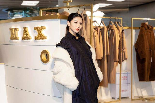 质感|郑恺前女友程晓玥，一身白色的大衣搭配连衣裙，长腿太吸睛