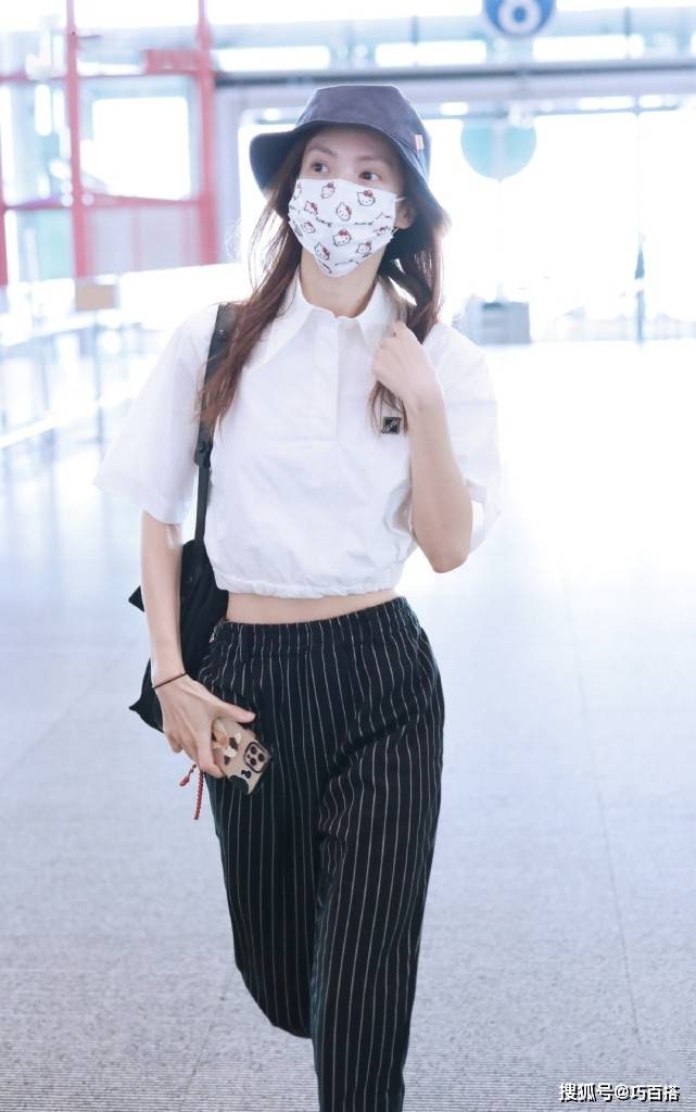 金晨|金晨大美女机场穿搭真低调，T恤永不缺席，效果还出了奇的好