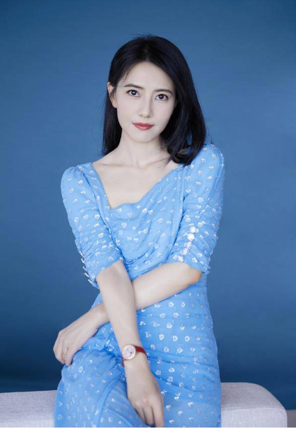 美得|高圆圆这造型真给清纯感加分,白皙肌肤配蓝裙子,美得没有年龄感