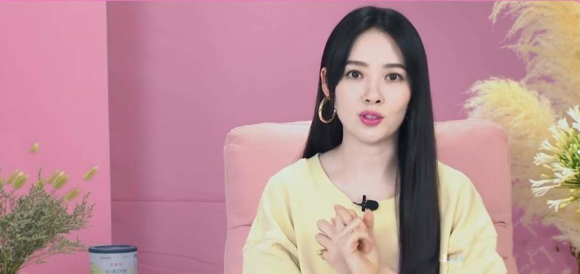 郭碧婷|郭碧婷产后首次上综艺，穿卫衣打扮廉价不像阔太，谈女儿满脸笑容