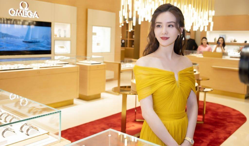 套装|刘诗诗受邀参加手工坊,穿西装戴20cm耳环天台拍片,生完孩更漂亮