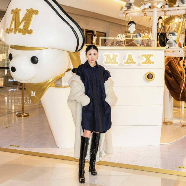 质感|郑恺前女友程晓玥，一身白色的大衣搭配连衣裙，长腿太吸睛