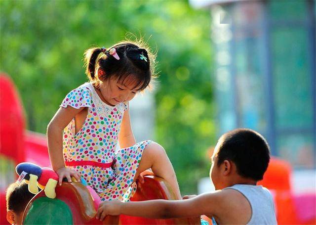 夏天|幼儿园园长提醒：夏天尽量别让女孩穿裙子上学，并非偏见有说法