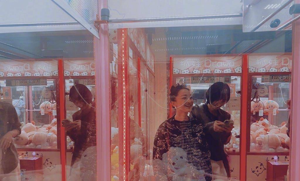 双手|周迅发布会真气派，穿西装众人伺候，双手翻背好霸气的“女干部”