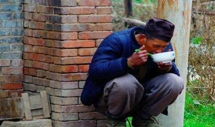 老张|10亩玉米一夜全部枯死,农民欲哭无泪赶紧报警,警方:人为破坏!