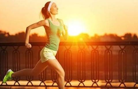空腹|早上跑步，空腹跑还是饭后跑？晨跑的正确标准是什么？