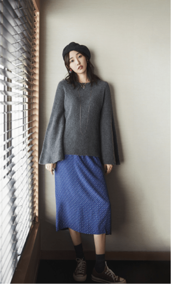 颜色|白百何长相清新又少女，穿修身针织衫配牛仔裤，36岁嫩成学生样