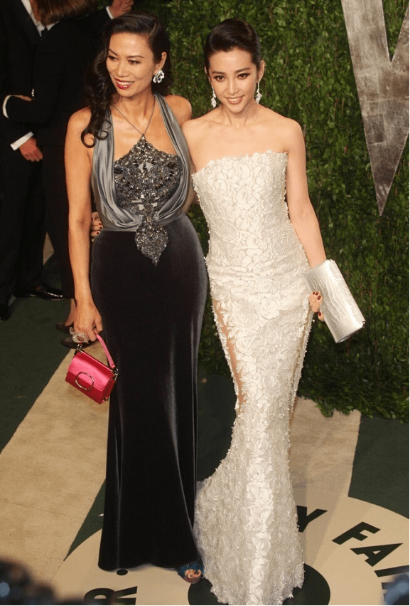 珠宝|邓文迪穿得好贵,礼服裙上拼了大块珠宝,和女明星站一起气质相当