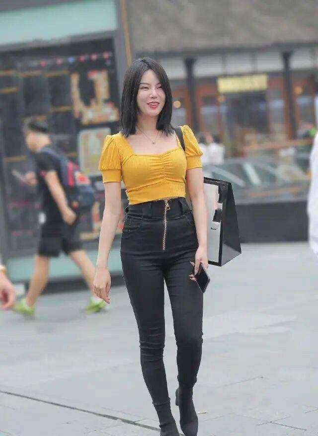 上衣|黑色打底裤搭配黄色上衣，增加时尚感，穿得干净利落