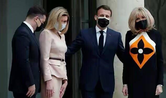 黑色|68岁布丽吉特罕见露面，穿3万裙牵手老公好甜，凝视马克龙像迷妹