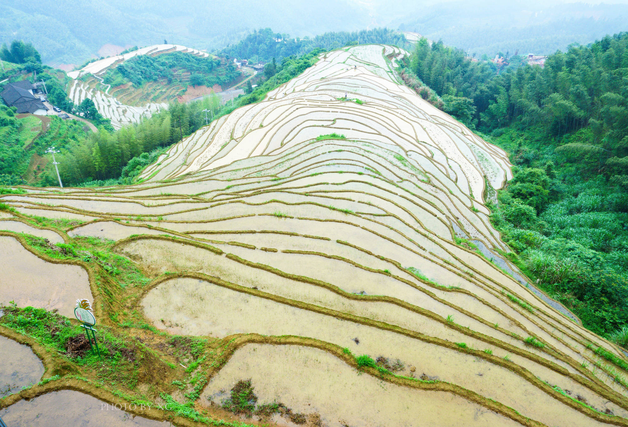 中国的三大梯田奇观之一就藏于江西赣州它也是最古老的客家梯田