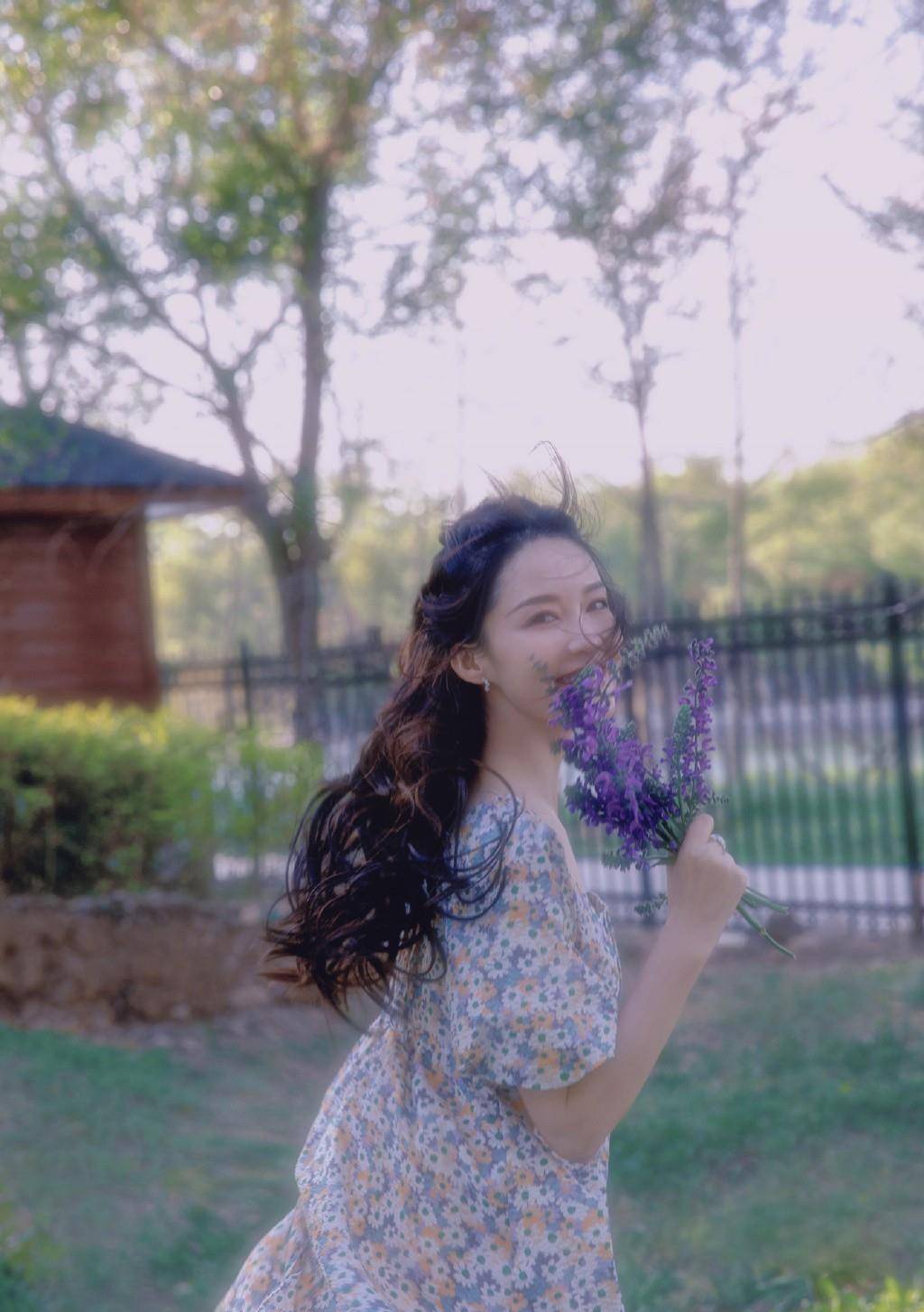 显得|李沁五一踏青，穿碎花裙手捧鲜花变“花仙子”，自带仙女滤镜好美