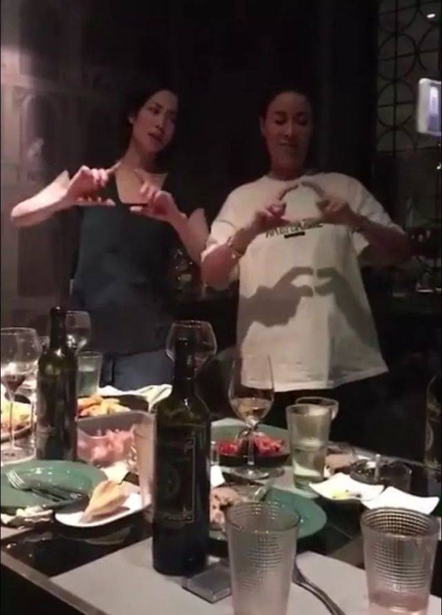 凹坑|那英现身发布会,脸凹凹坑坑皱纹又多,53岁不修图跟普通人一样!