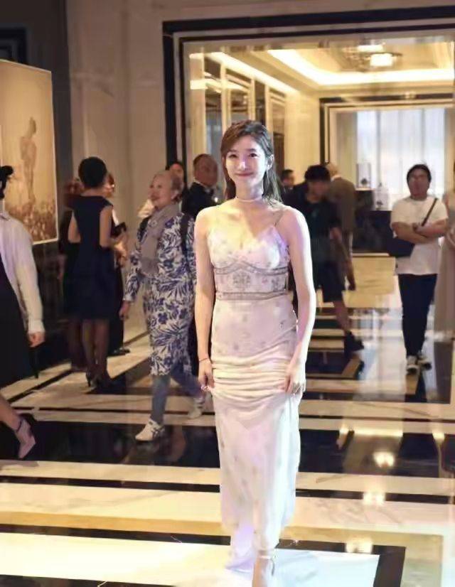 黑色|江疏影长得再漂亮，身材不好也是事实，穿紧身裙根本看不到腰啊？