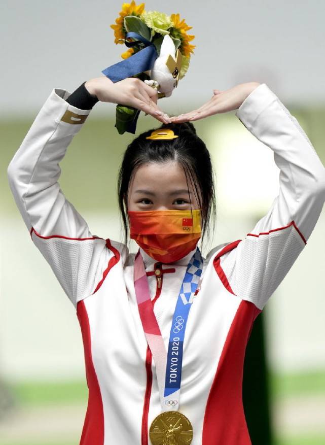 隔离|杨倩隔离生活太有趣！穿T恤配奶瓶特效真可爱，关键冠军气场依旧