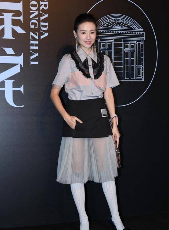 身材|董洁身材状态真好，穿裹身牛仔裤腿上没赘肉，打扮显“嫩”还时髦