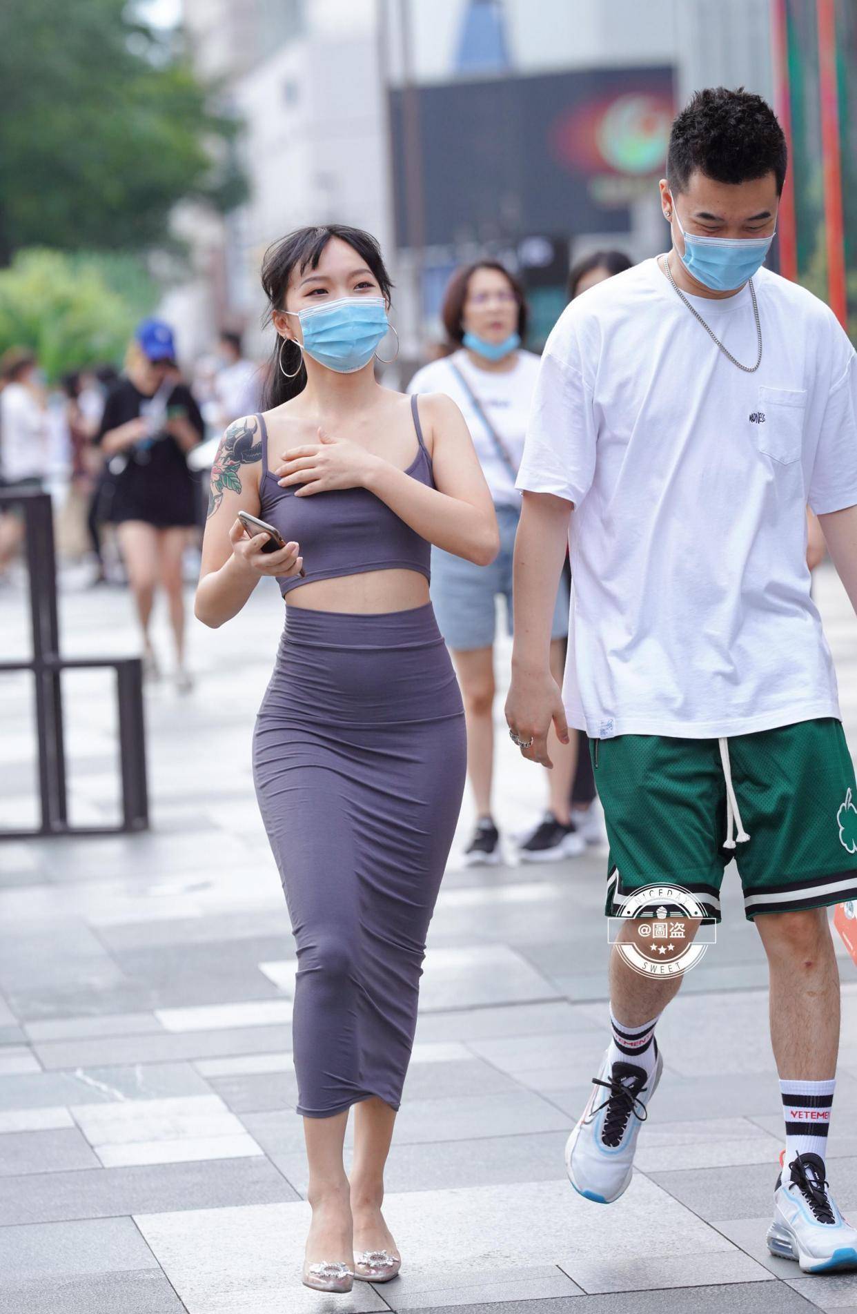 高跟鞋|简约易搭的连衣裙增添时尚色彩，凸显修长美腿，简单纯净