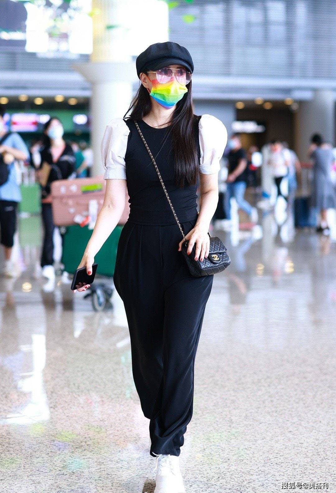 母子俩|伊能静保养得真好！和儿子牵手走机场，母子俩看着倒像是年轻情侣