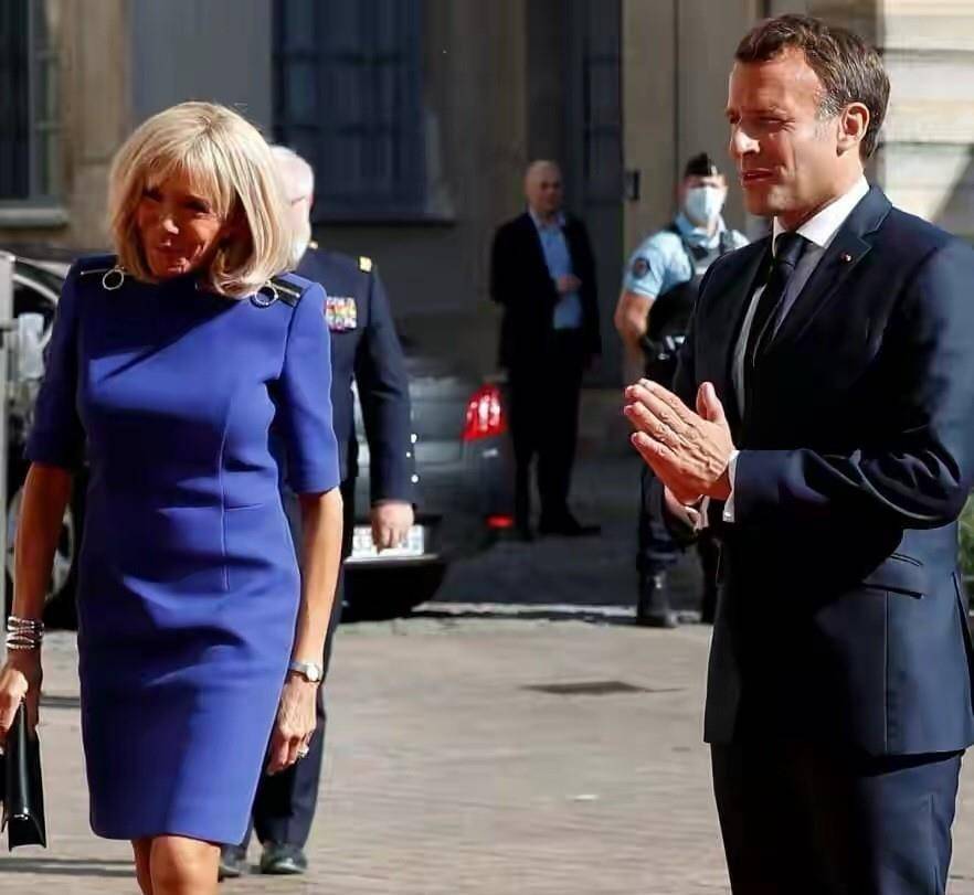 黑色|68岁布丽吉特罕见露面，穿3万裙牵手老公好甜，凝视马克龙像迷妹