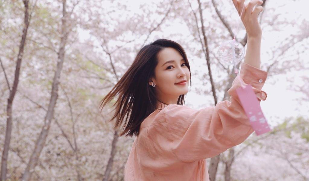 显得|李沁五一踏青，穿碎花裙手捧鲜花变“花仙子”，自带仙女滤镜好美