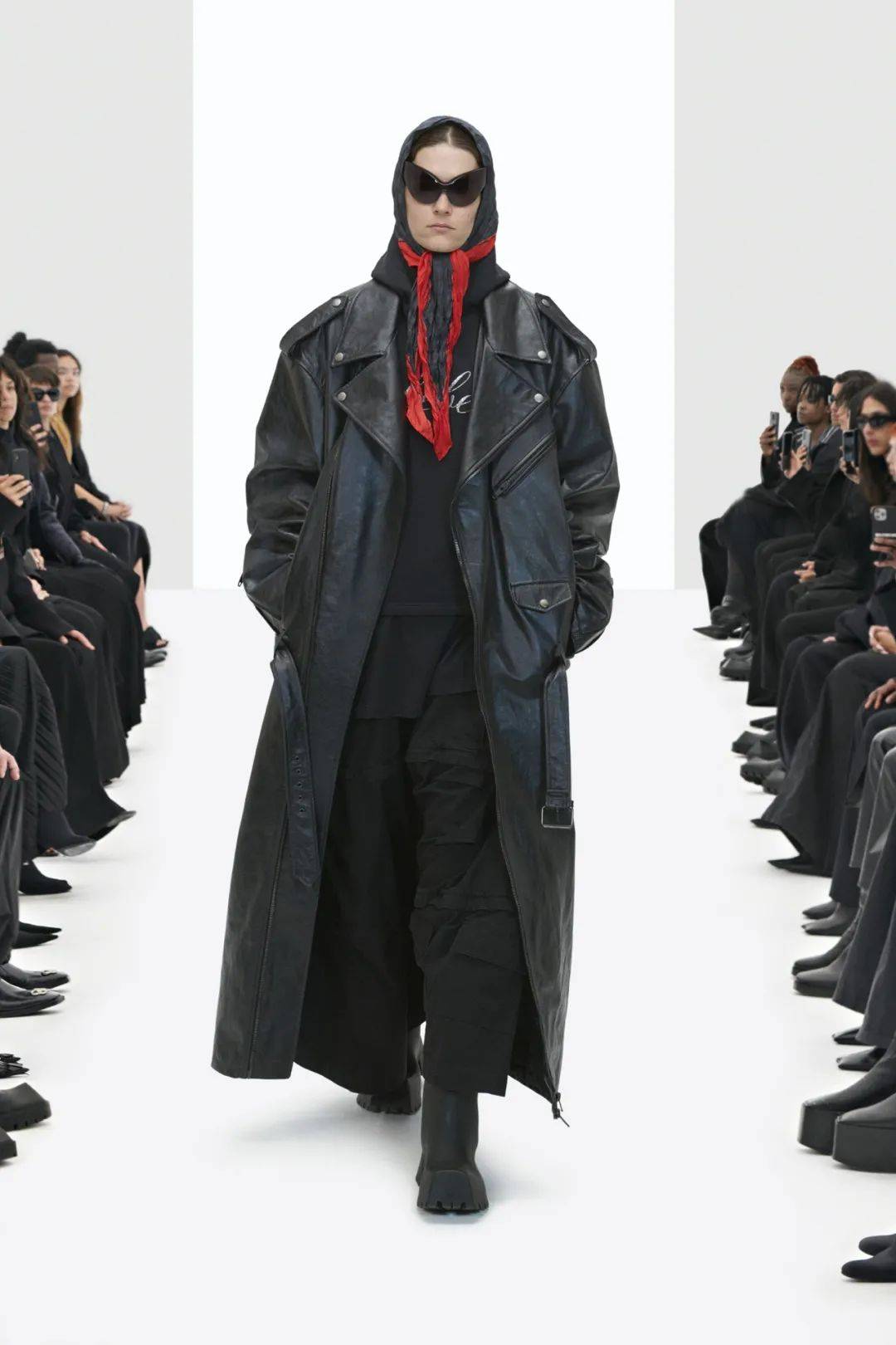 个性|你的肩膀可以有多酷？Balenciaga2022春夏成衣