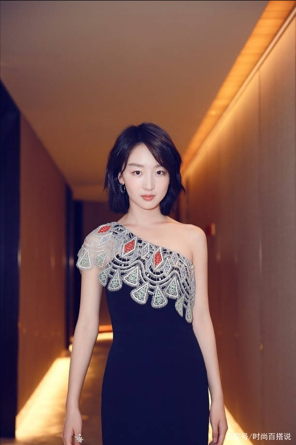 周冬雨|周冬雨一直这么娇小可爱,斜肩裙穿得好有个性,身材好得让人羡慕