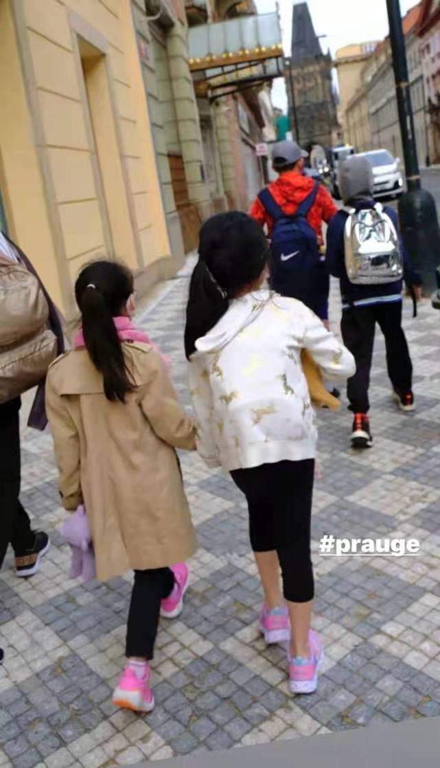 健美裤|富士康老板娘高调晒度假照！71岁老公搂美女合影，穿搭扮嫩不服老