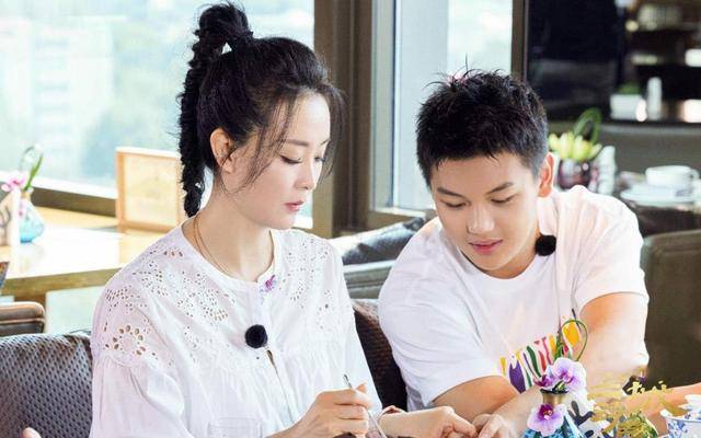 设计|王艳罕见携子上综艺，47岁扎马尾像女团，15岁儿子颜值大变样