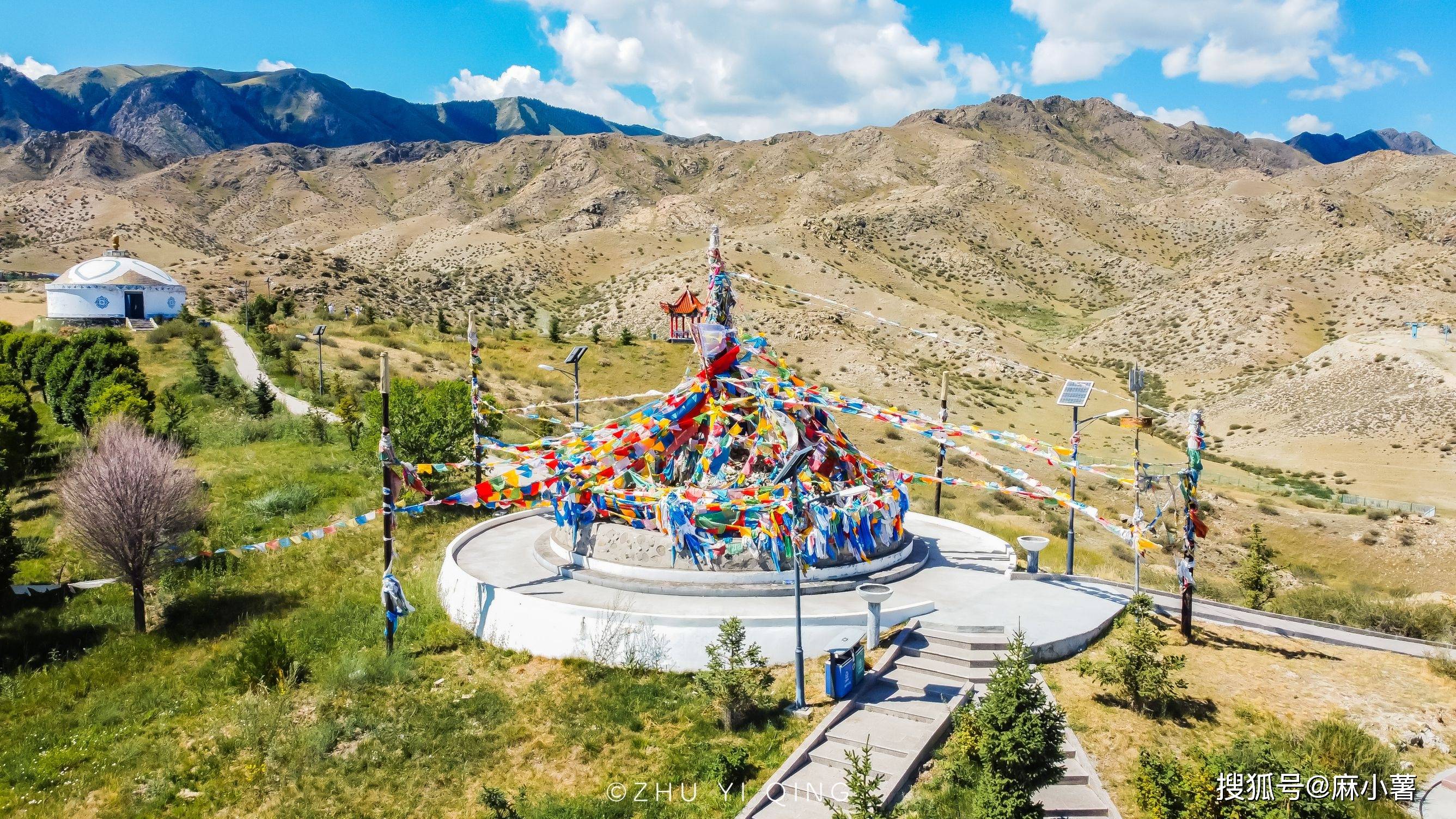 新疆有座蒙古族特色敖包，当地人誉为神物，每年在此举行盛大活动