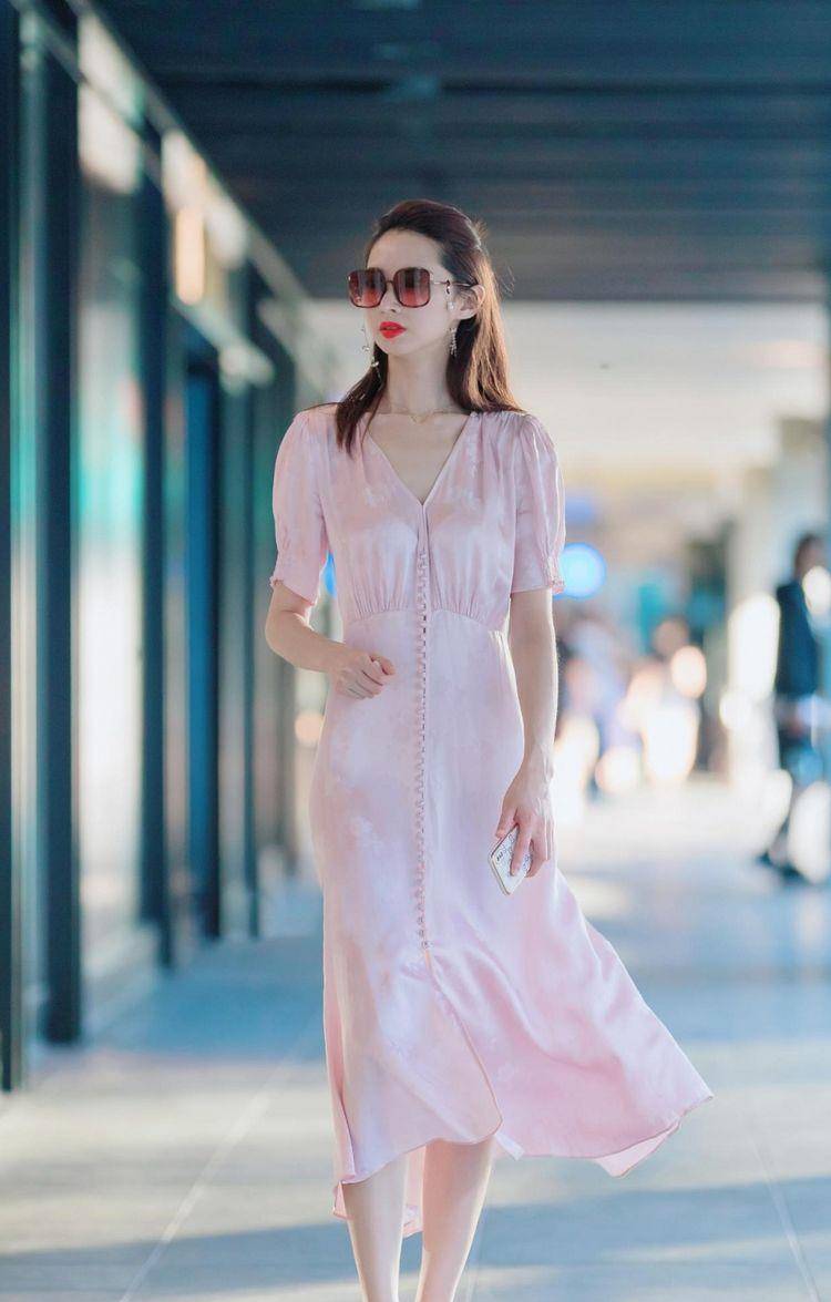 颜色|黑色休闲衫搭配白色裤子，穿起来显得十分干净利落