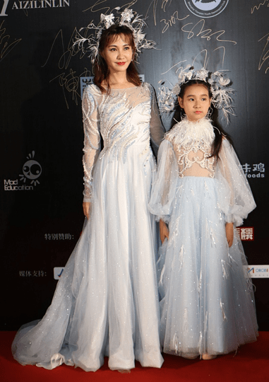 金色|杨雪真是太美了，42岁T台走秀，身材美貌令人自愧不如