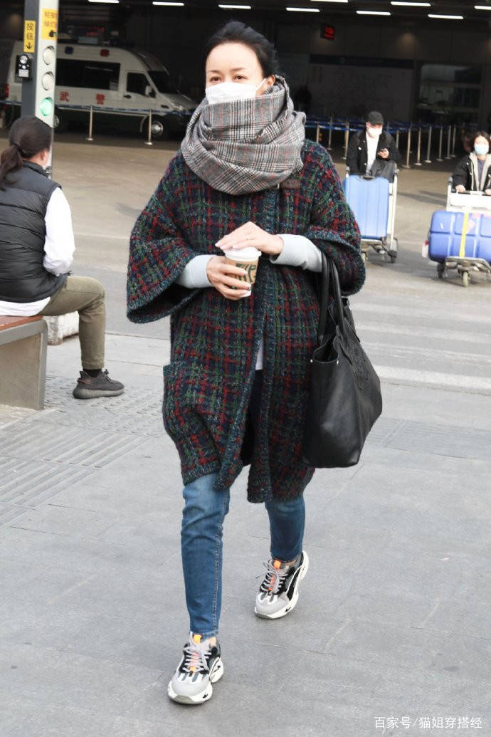 元素|那英是有多怕冷？穿厚厚的格纹外套还不算，围巾还要再绕脖子3圈