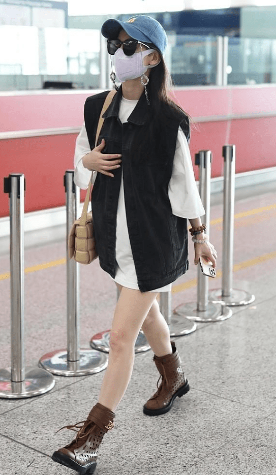 黄圣依|黄圣依穿搭太大胆了，时髦上衣搭配下衣失踪，秀出性感大长腿