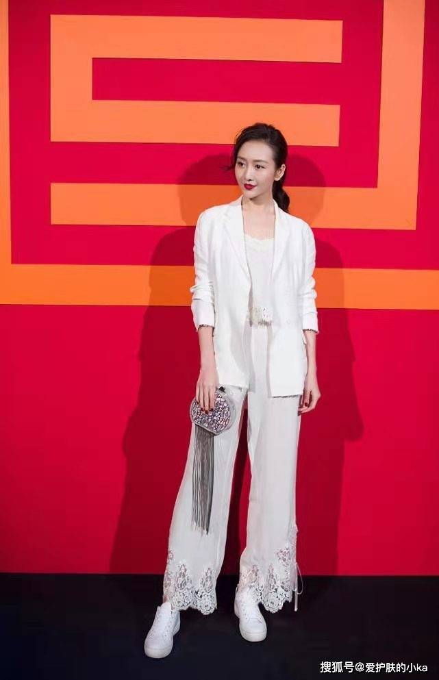 中性|王鸥好身材真任性，穿中性西装帅气显独立，叉开腿坐气质很大佬