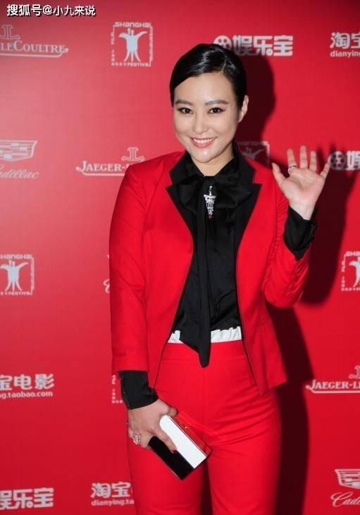 样式|郝蕾长相身材没咋变，套装穿出“老板”模样，打招呼挺有“派头”