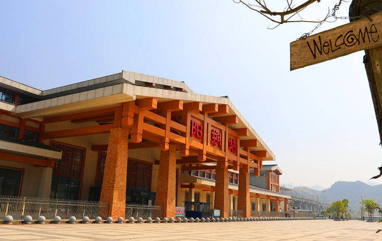 广西桂林一个旅游名县，拥有高铁站，却距离县城约30公里