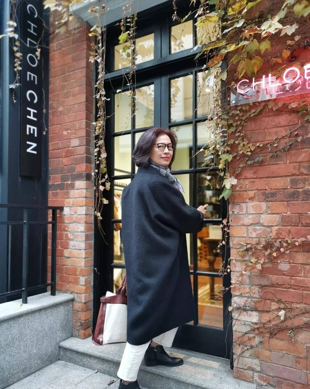 黑色|女人过了50岁，冬天少露“脚脖子”！大衣+烟管靴，谁见夸年轻