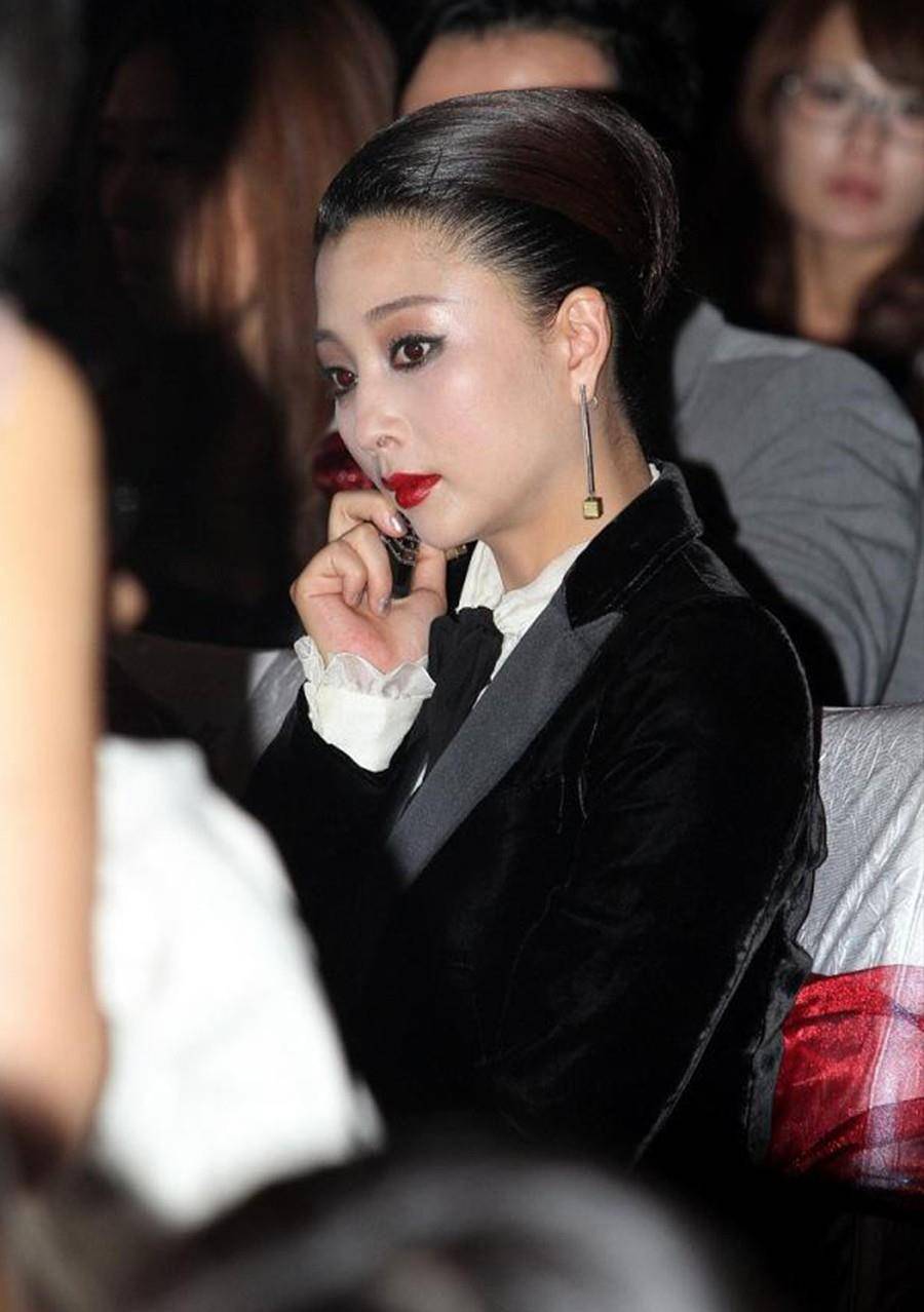 脸部|殷桃穿西装真美,配白纱裙浪漫又甜美,背头发髻气场强大更显气质
