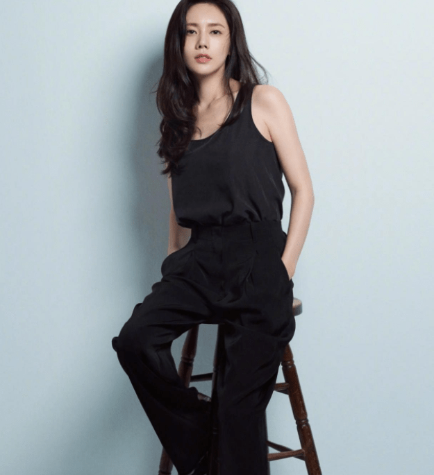 新娘|中国媳妇秋瓷炫，41岁依旧少女感十足，时尚穿搭尽显优雅