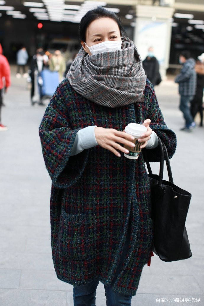 元素|那英是有多怕冷？穿厚厚的格纹外套还不算，围巾还要再绕脖子3圈