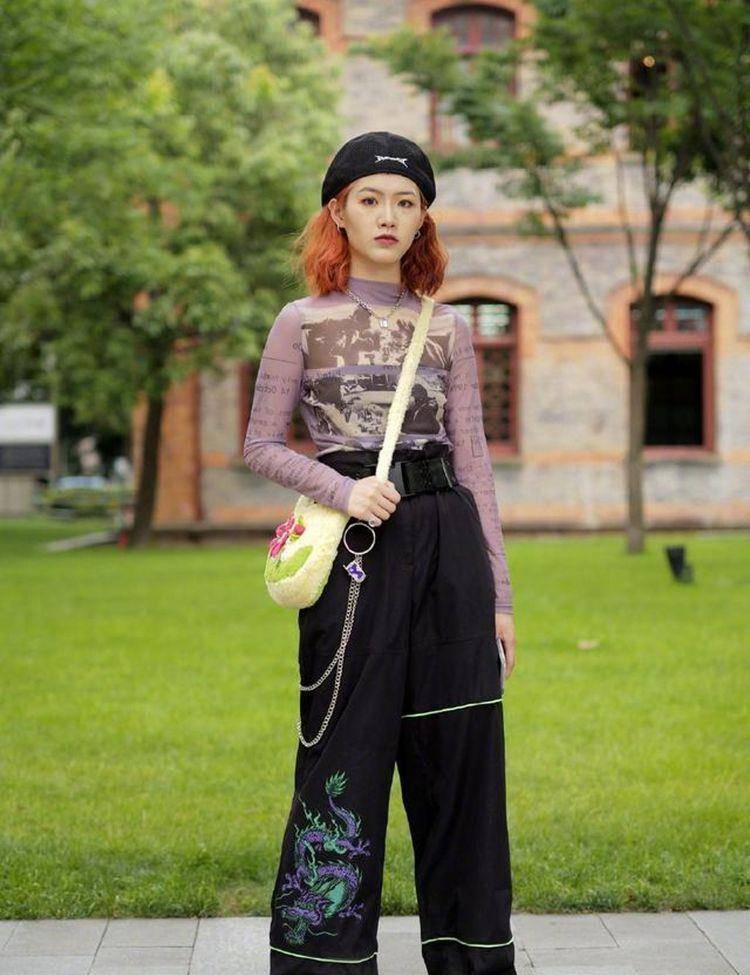 颜色|黑色休闲衫搭配白色裤子，穿起来显得十分干净利落