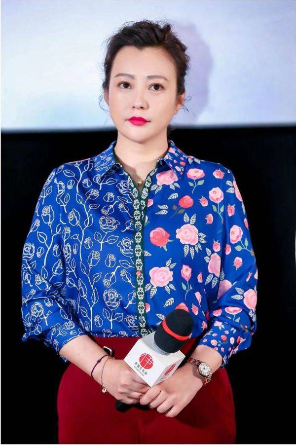 郝蕾|郝蕾又惊艳了,印花衬衫配高腰裤,“红蓝”搭配高级又洋气