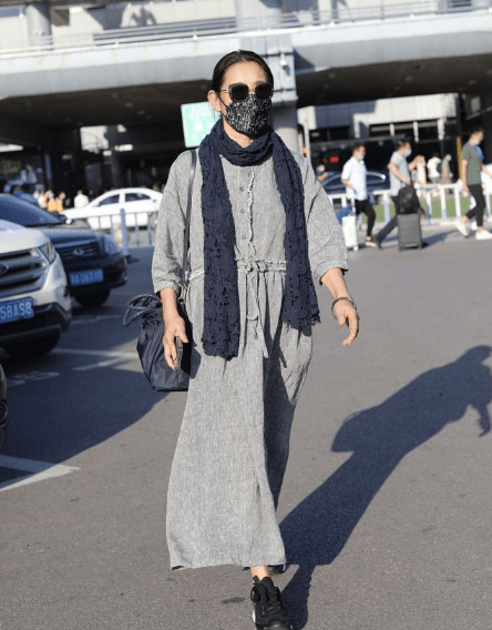 松紧|倪萍减重后变时髦，一袭亚麻灰裙配帆布包，慵懒姿态不输年轻人