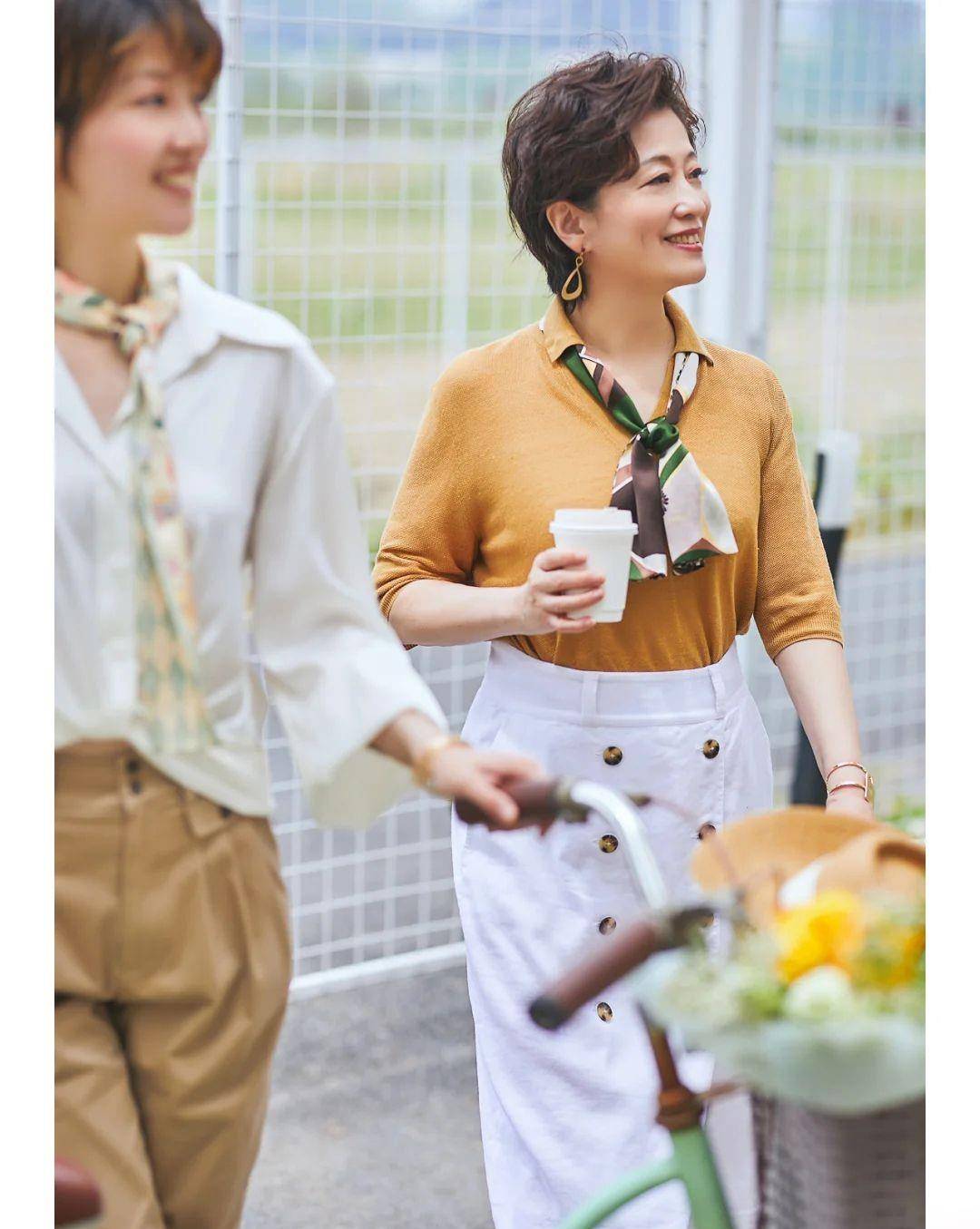 颜色|五六十岁的女人，如今流行这样穿！优雅温柔又高级，更适合普通人
