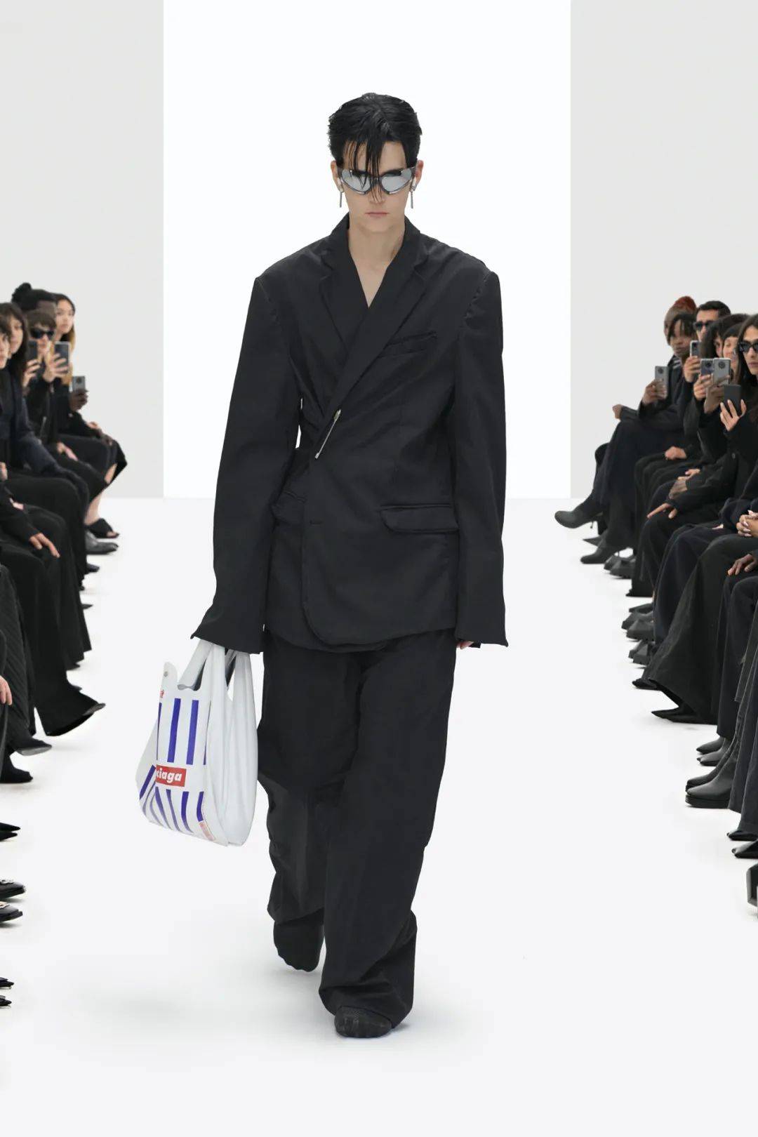 个性|你的肩膀可以有多酷？Balenciaga2022春夏成衣