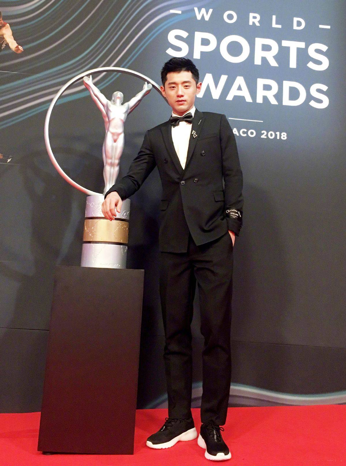 时尚|张继科时尚感真好，“机场秀”变身潮男，运动风这样穿活力十足