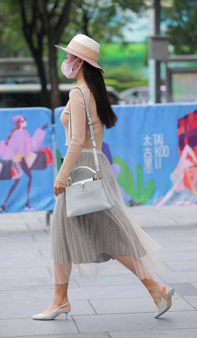 腰饰|黑裙营造出女性御姐的气氛，显瘦迷人，远远看不见有一种女神范