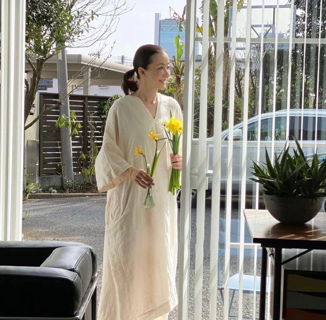 颜色|60多岁的女人，多穿这种素雅裙！遮肉藏肚时髦洋气，不化妆也美嫩